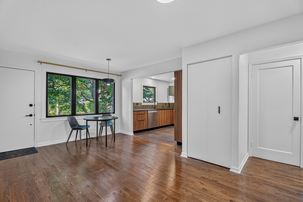 1622 Dempster Street - Photo 9