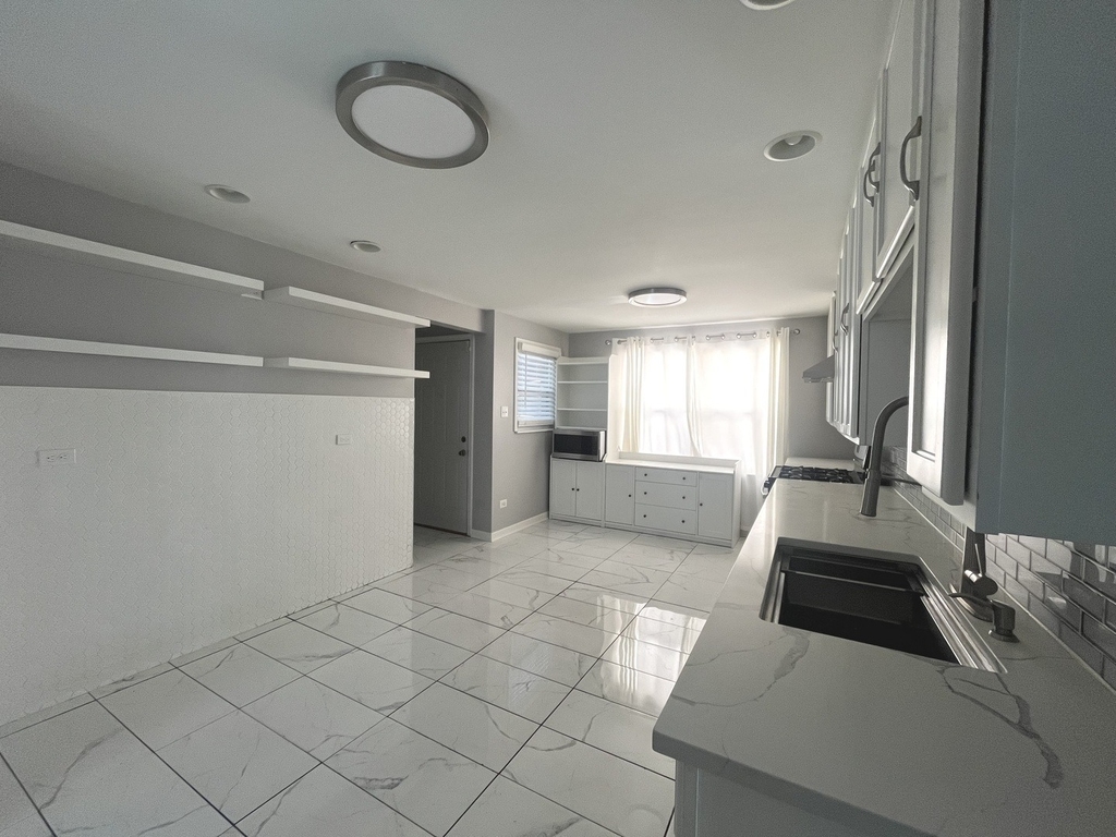 7934 S Komensky Avenue - Photo 11