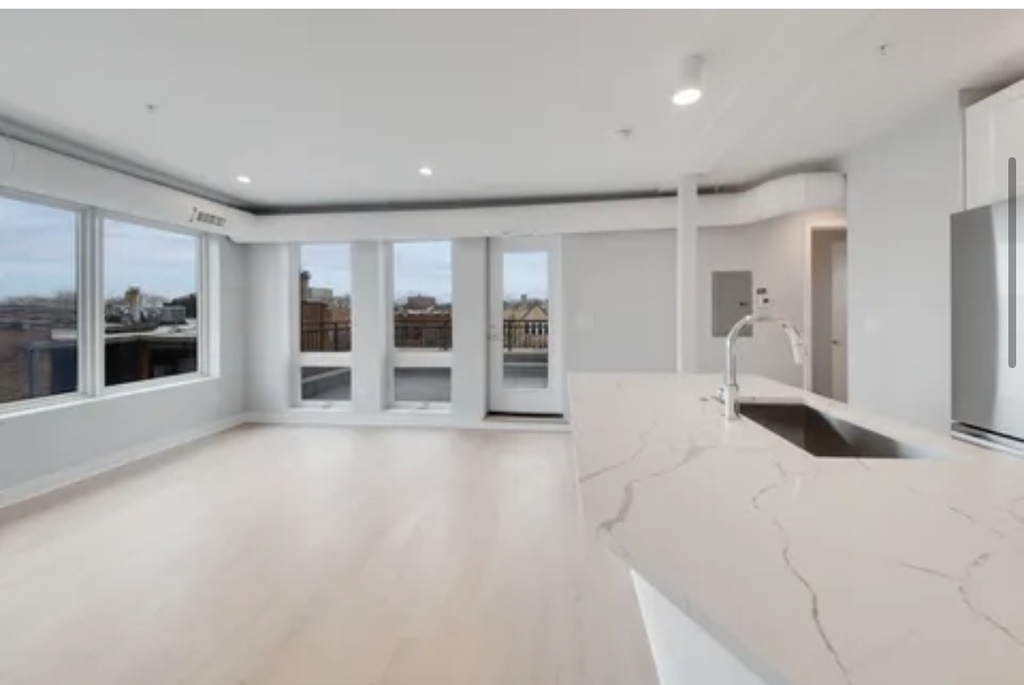 4637 N Ashland Avenue - Photo 3