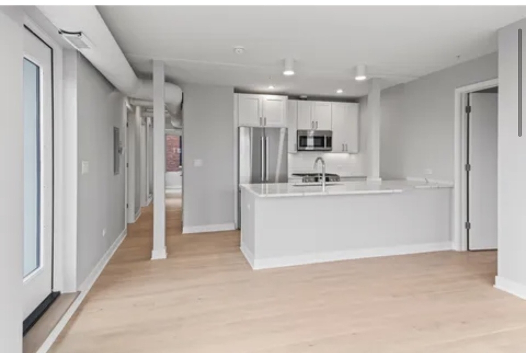4637 N Ashland Avenue - Photo 2