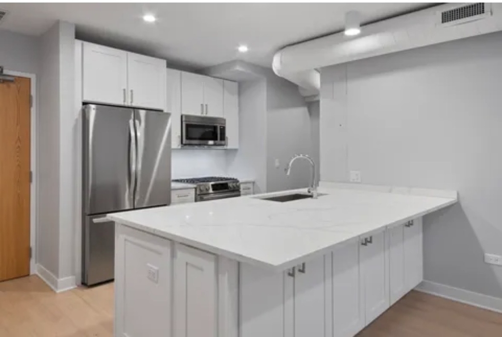 4637 N Ashland Avenue - Photo 1