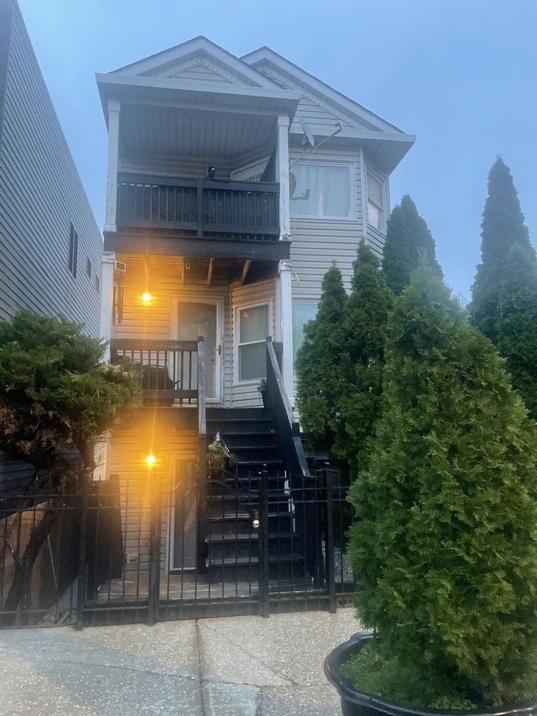 1829 S Carpenter Street - Photo 0