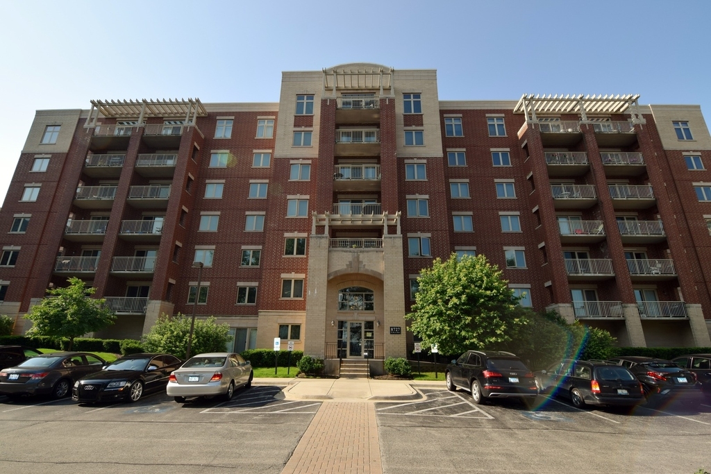 8727 W Bryn Mawr Avenue - Photo 0