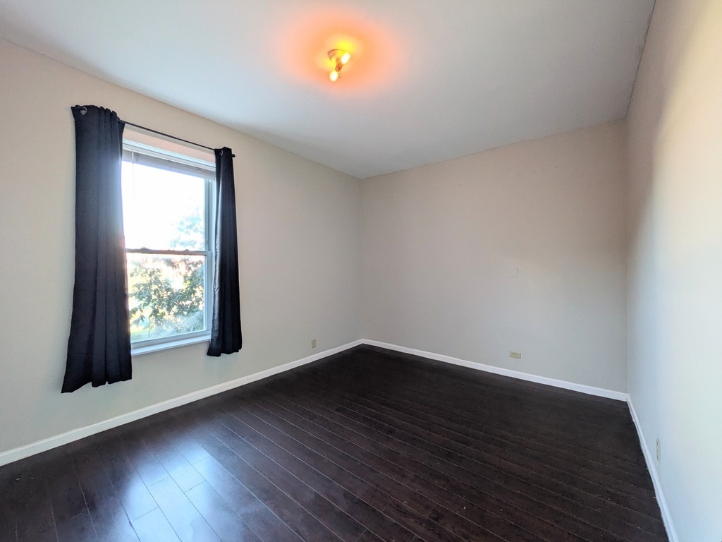1067 W Argyle Street - Photo 2