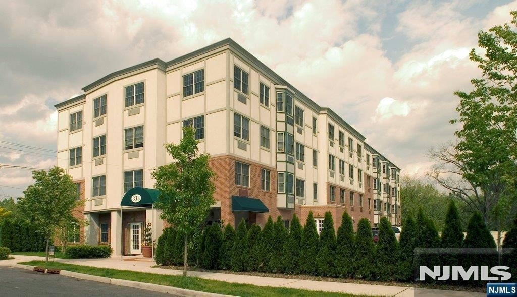 333 Willow - Photo 0