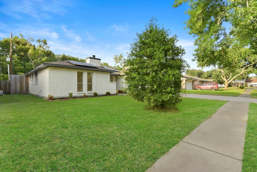 2322 Aprilmont Drive - Photo 3