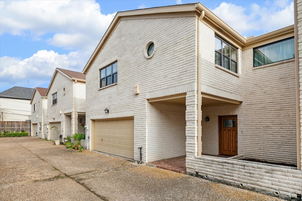 2425 Potomac Drive - Photo 0