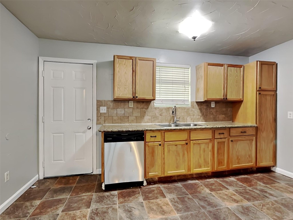 305 Sherbrooke Court - Photo 4