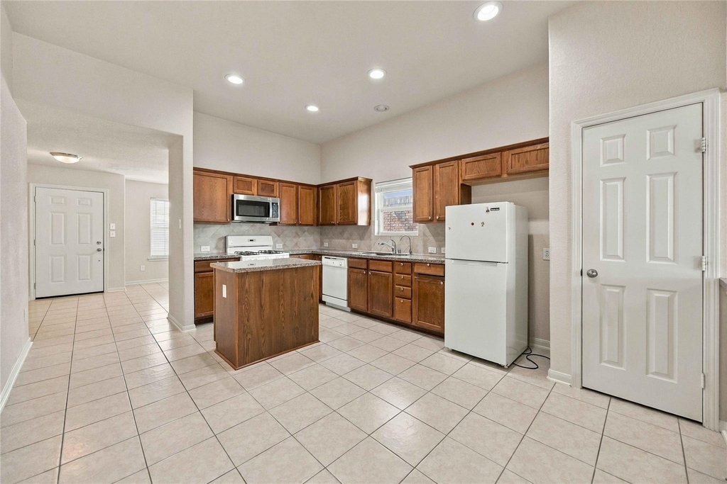18114 Surrey Lake Lane - Photo 7
