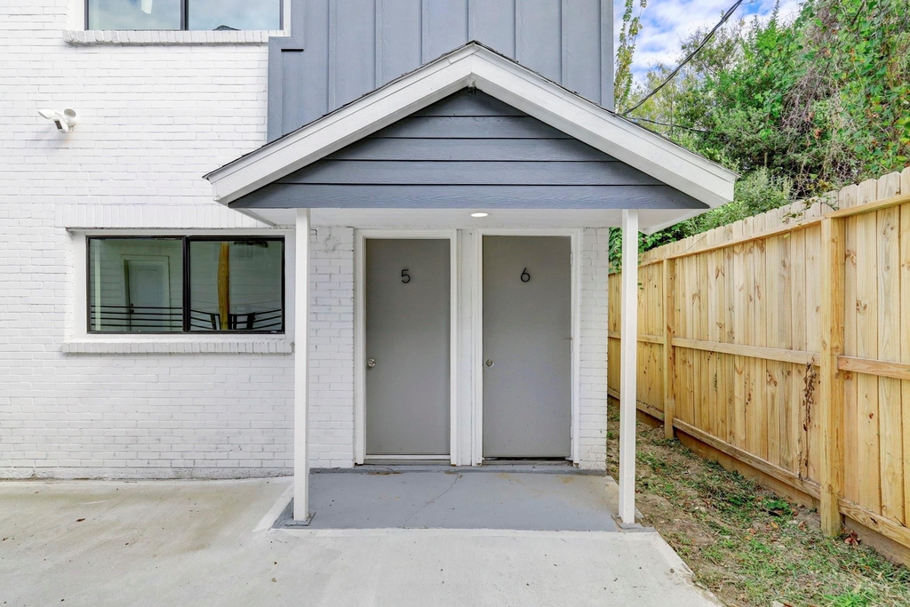 2403 Cleburne Street - Photo 2