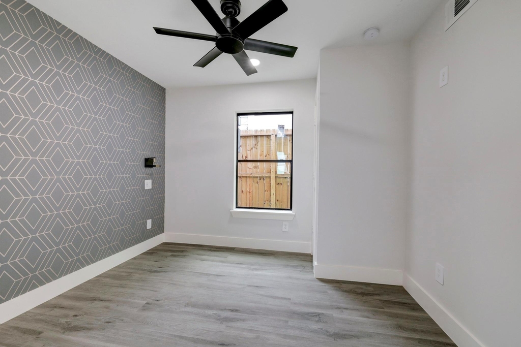 2403 Cleburne Street - Photo 15