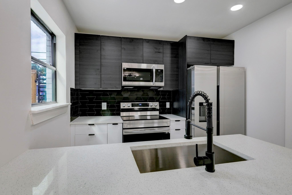 2403 Cleburne Street - Photo 9