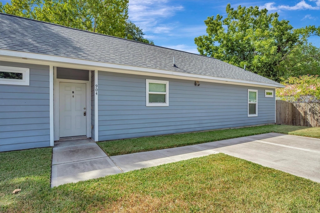 904 W Sealy - Photo 0