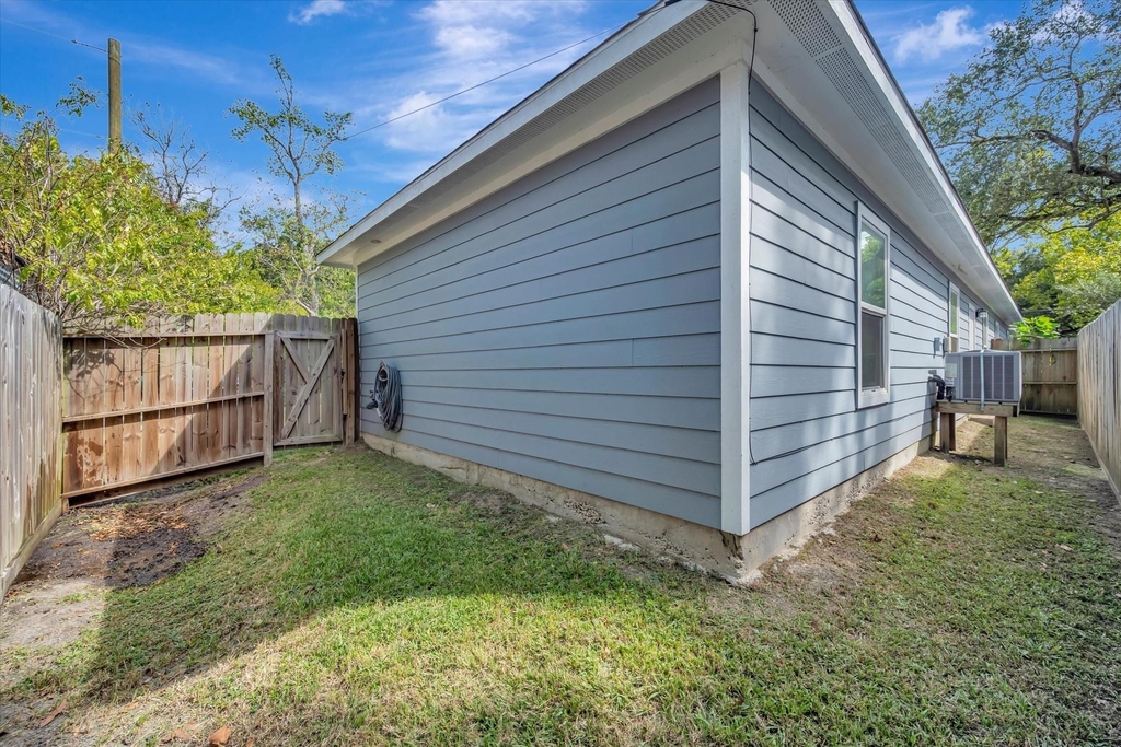 904 W Sealy - Photo 1