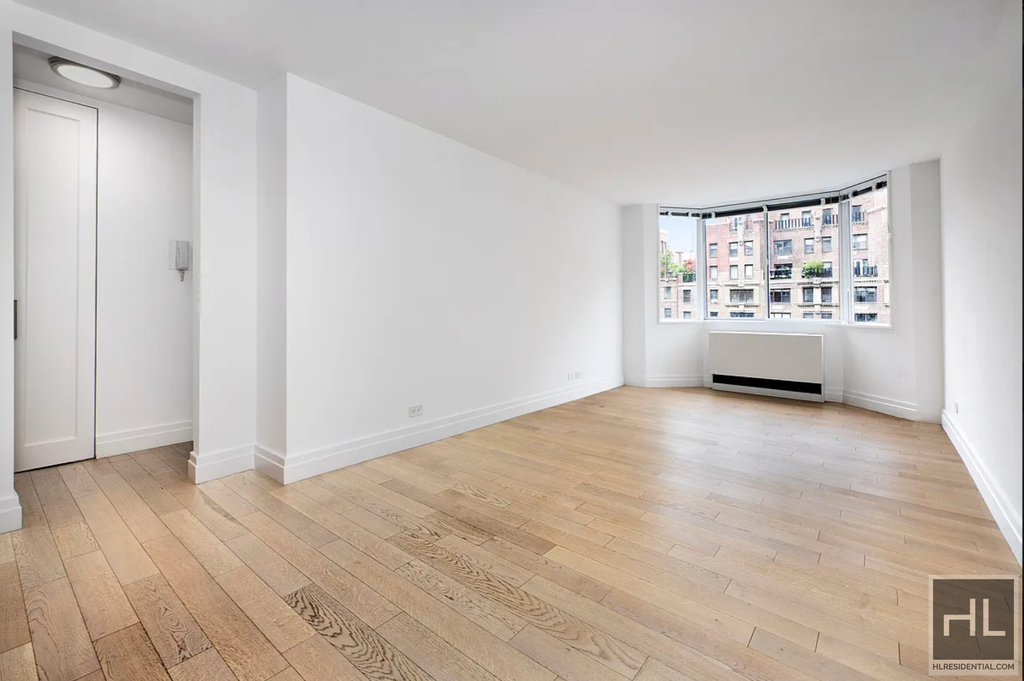 E 52nd St - Photo 0