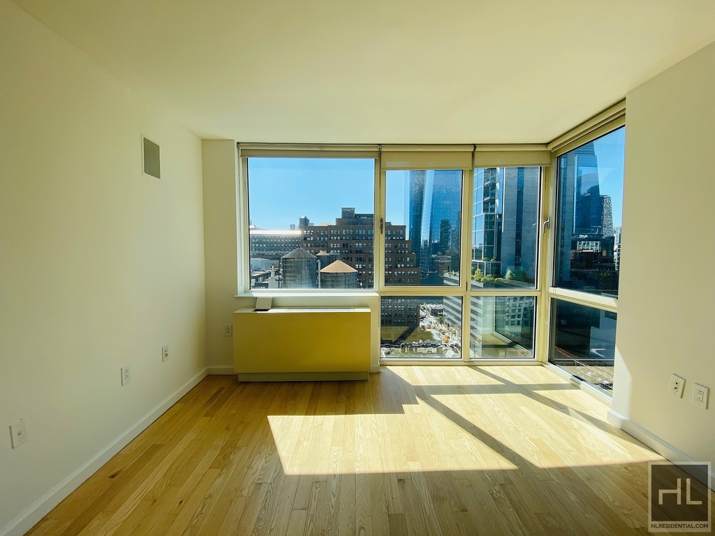 West 37th Street - Photo 2