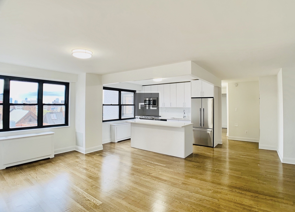 E 16 St - Photo 2