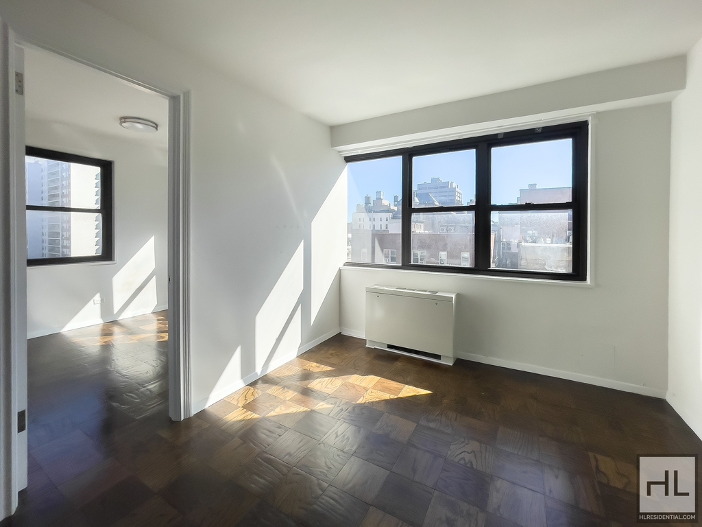 E 16 St - Photo 0