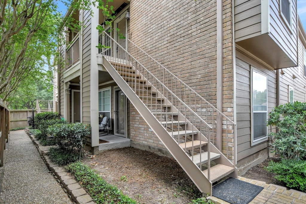 1880 White Oak Drive - Photo 2