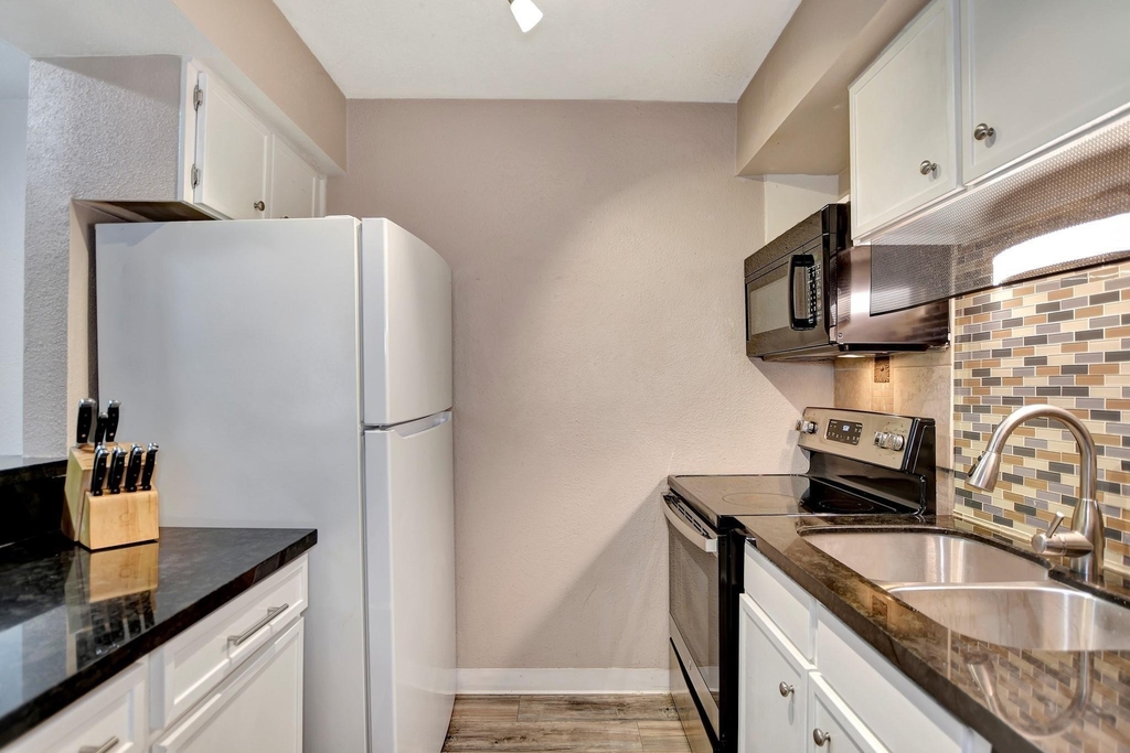 1880 White Oak Drive - Photo 13