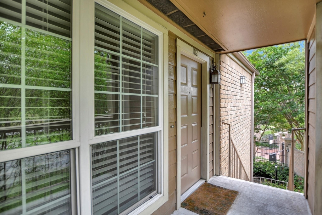 1880 White Oak Drive - Photo 3