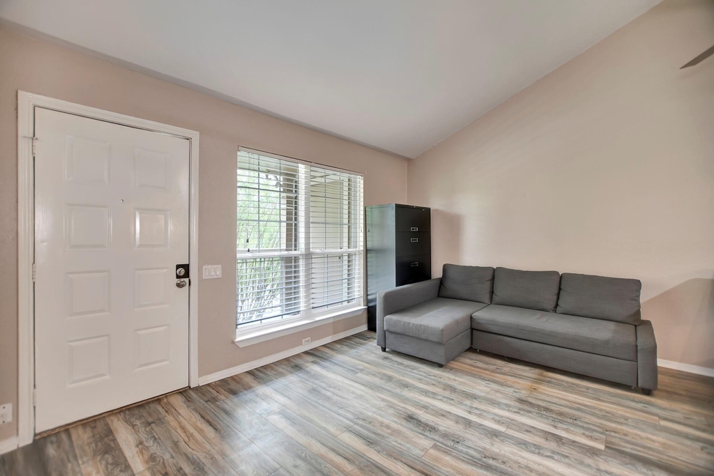 1880 White Oak Drive - Photo 5
