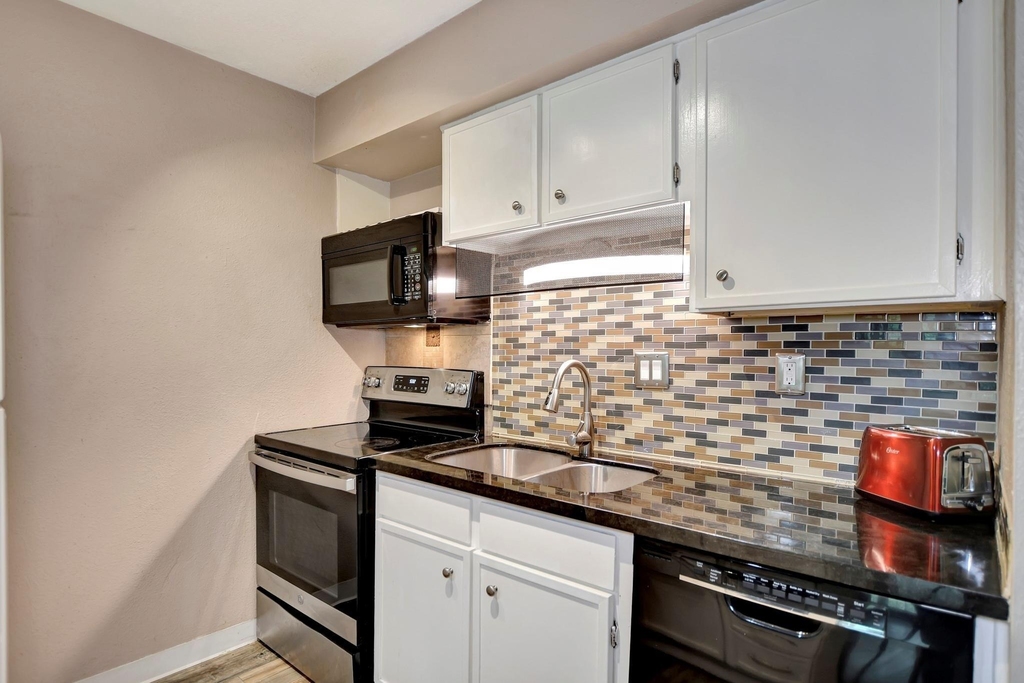 1880 White Oak Drive - Photo 12