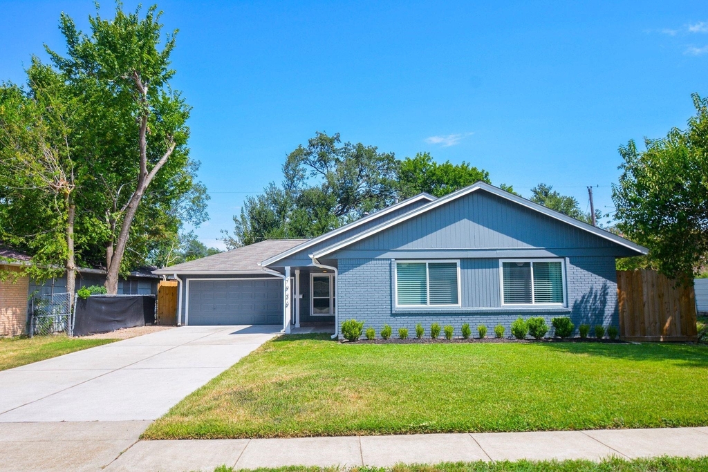 7926 Ridgeview Drive - Photo 0