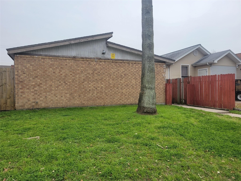 5103 Avenue Q 1/2 - Photo 9