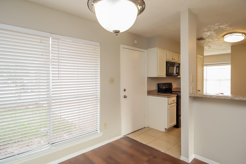2710 Village Court - Photo 3