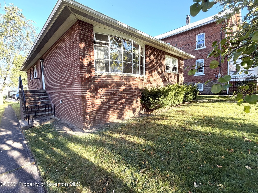 935 N Irving Avenue - Photo 0