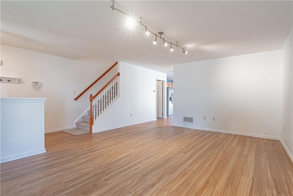1427 Chelsea Avenue - Photo 4