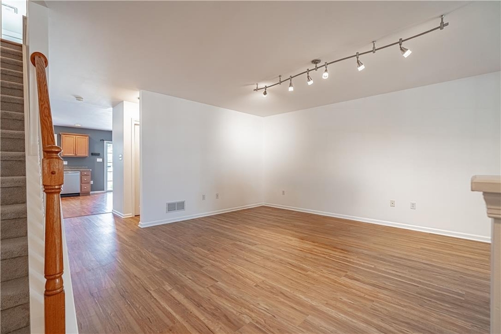 1427 Chelsea Avenue - Photo 2