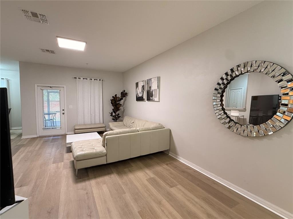 1057 Priory Circle - Photo 4