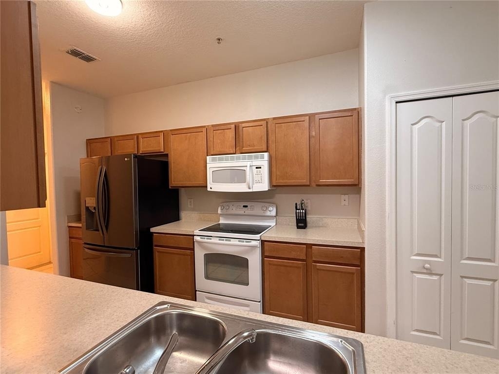 1057 Priory Circle - Photo 7