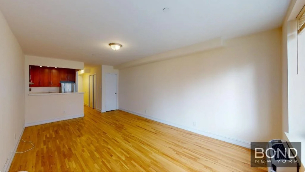 East 82nd street  - Photo 2
