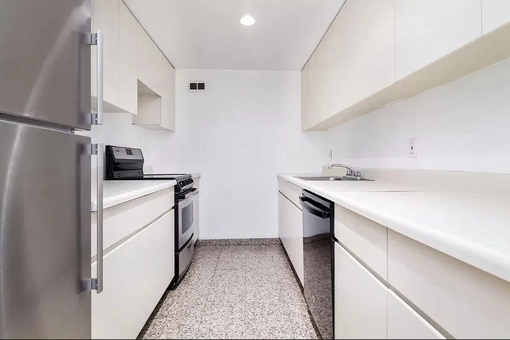 207 East 37th Street - Photo 3