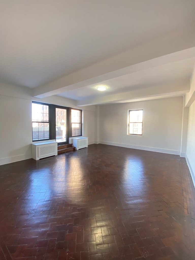 W 73rd St - Photo 0