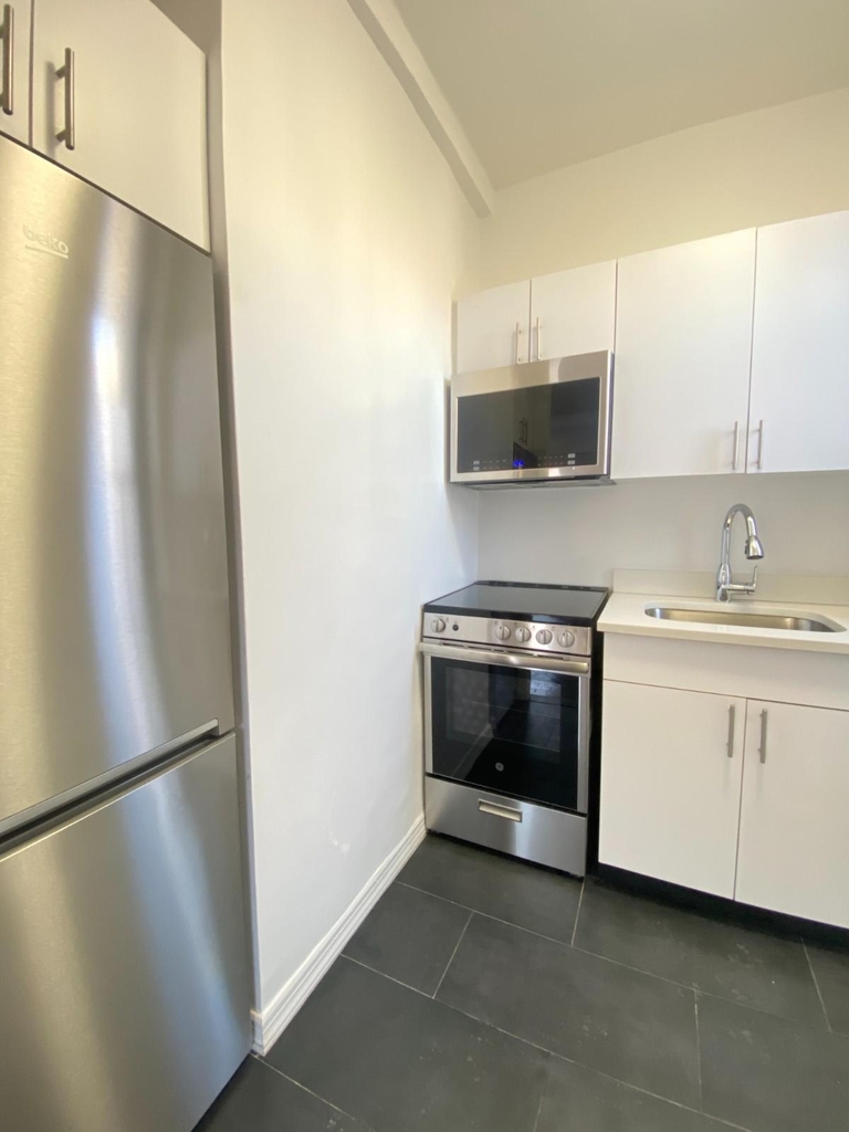 W 73rd St - Photo 1