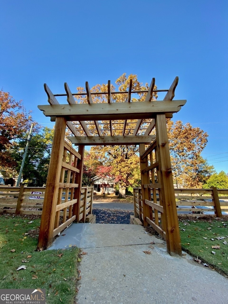 536 College Street - Photo 2