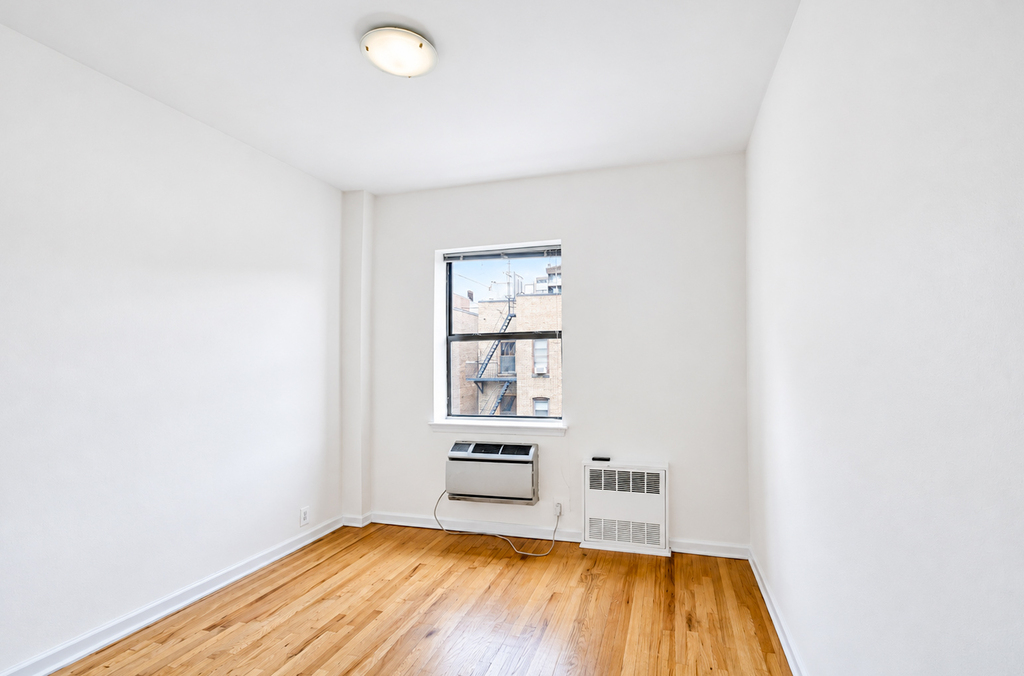201 East 12th Street - Photo 4