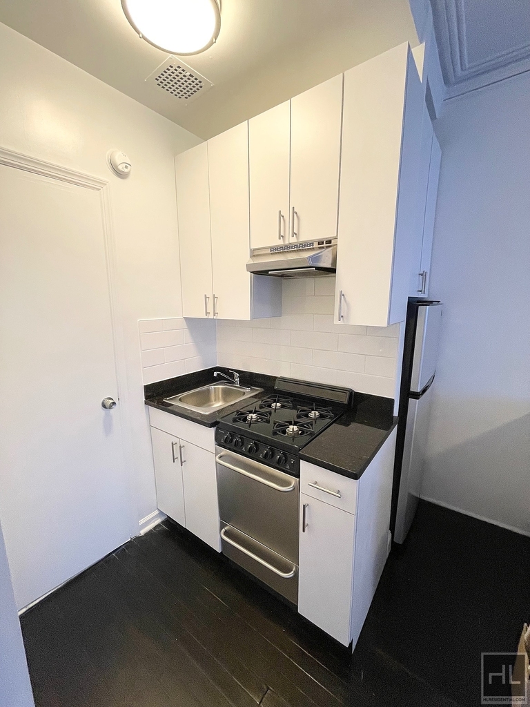 East 65 Street - Photo 6