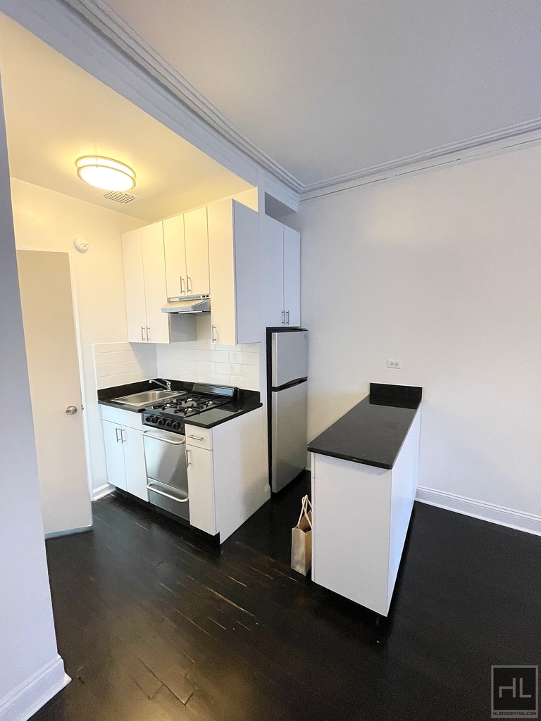 East 65 Street - Photo 5
