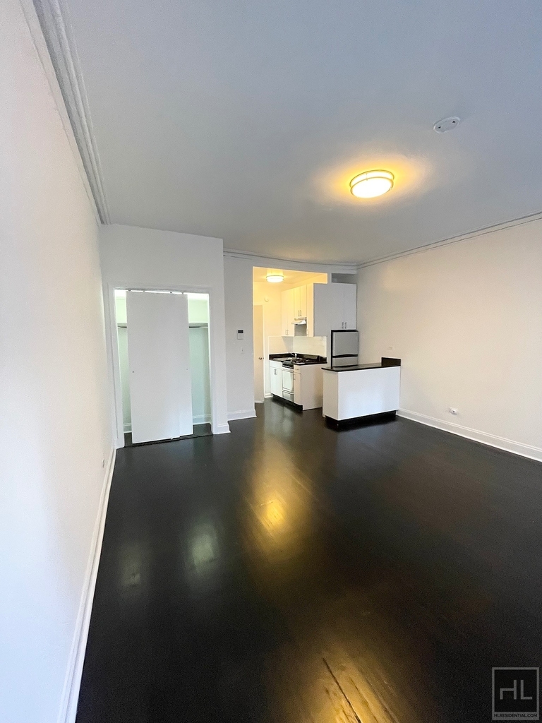 East 65 Street - Photo 3