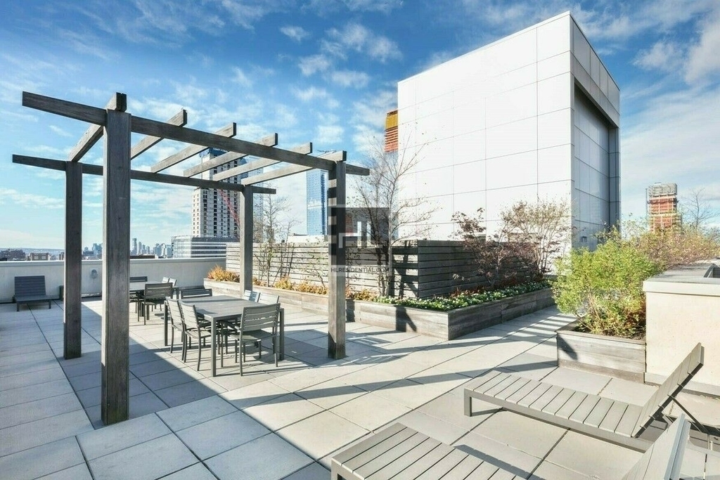 West 37th Street - Photo 4