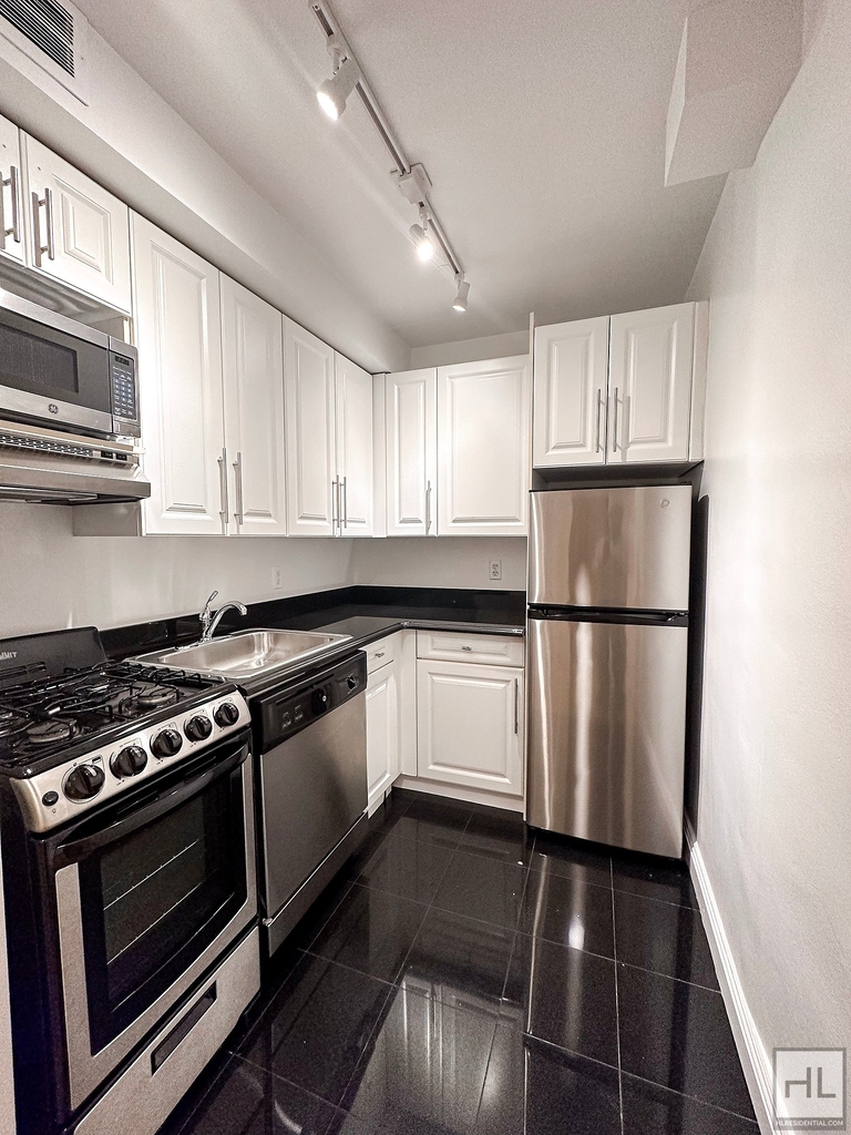 East 83 Street - Photo 3