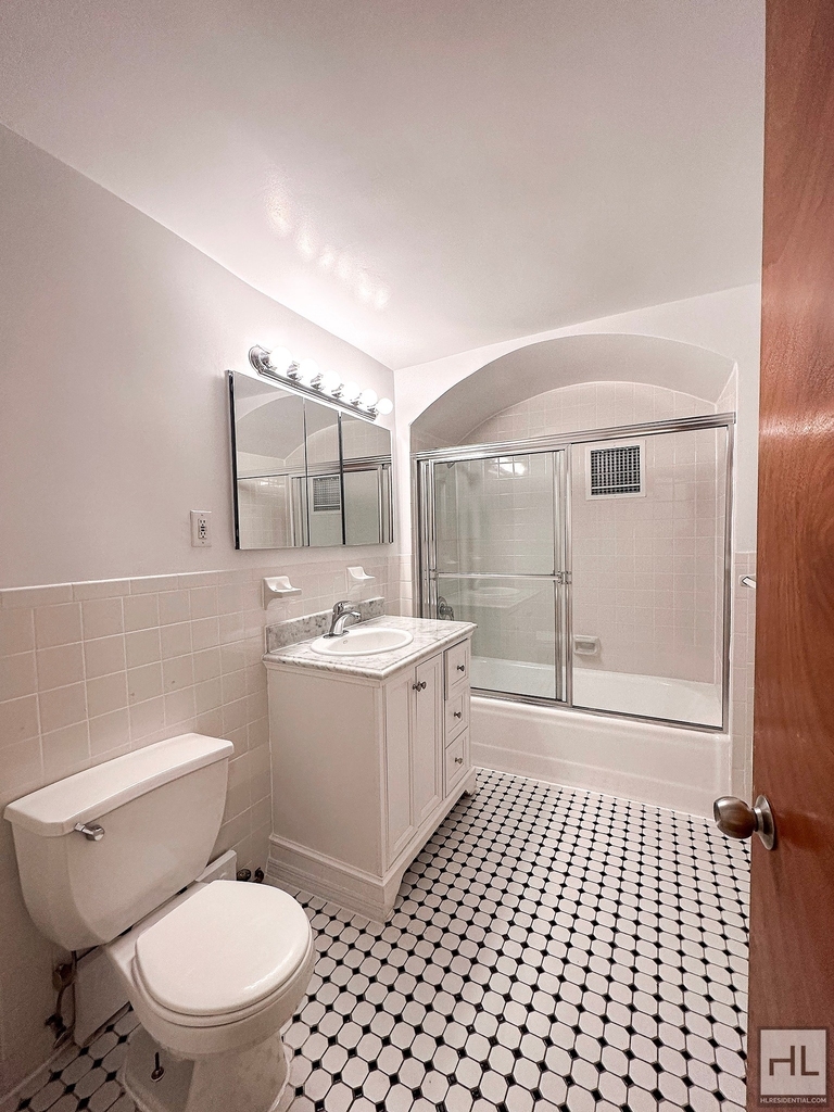 East 83 Street - Photo 4