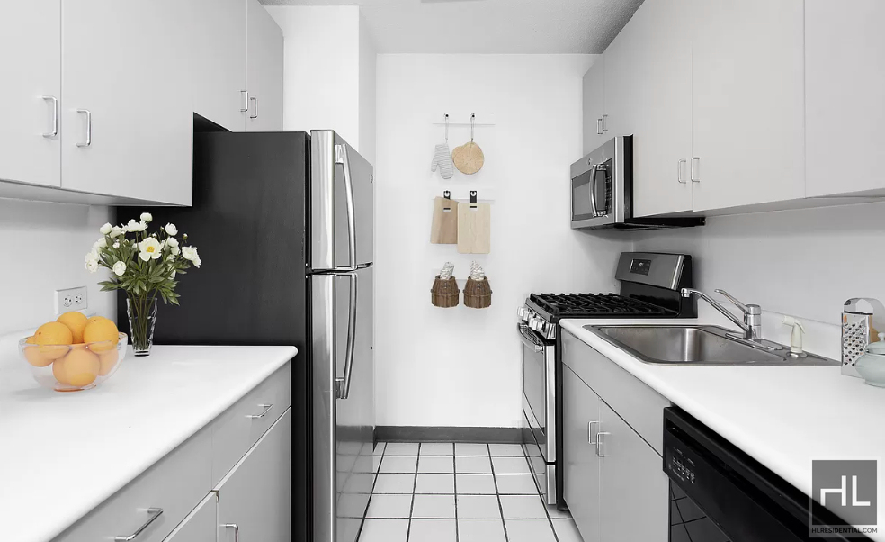 E 52nd St - Photo 1