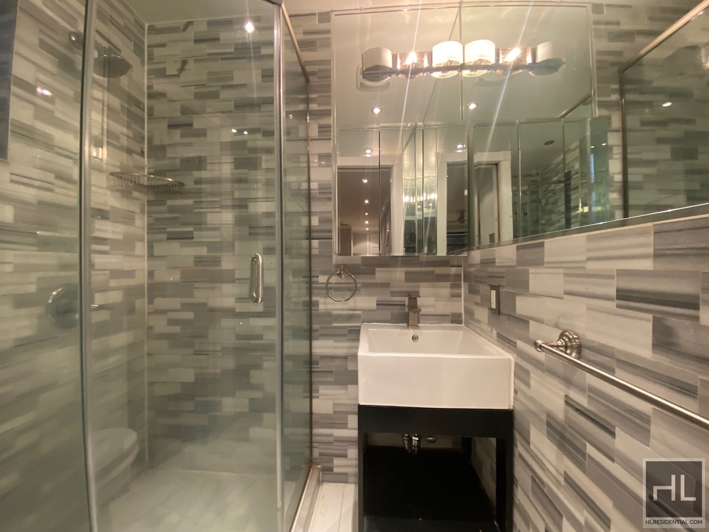 West 52 Street - Photo 4