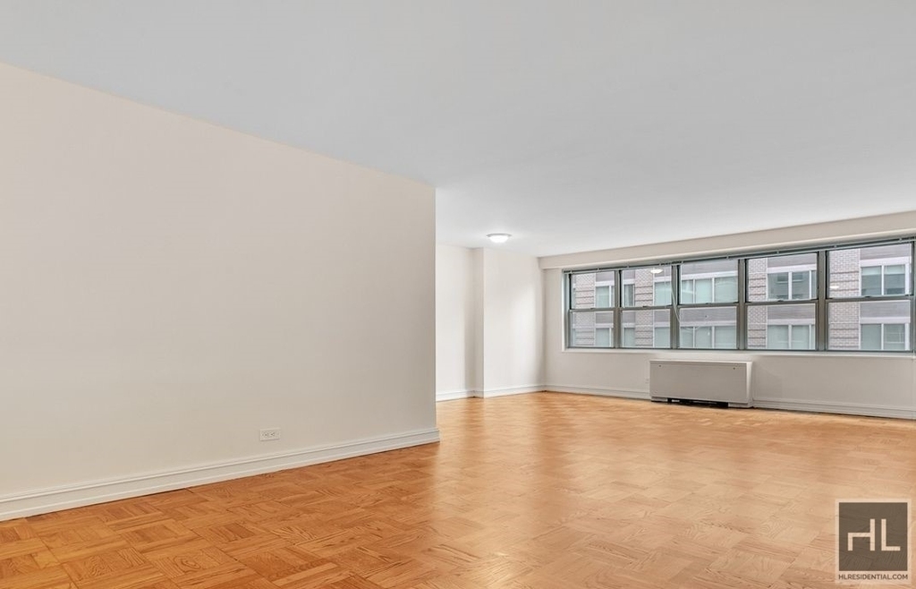 Eighth Avenue - Photo 0